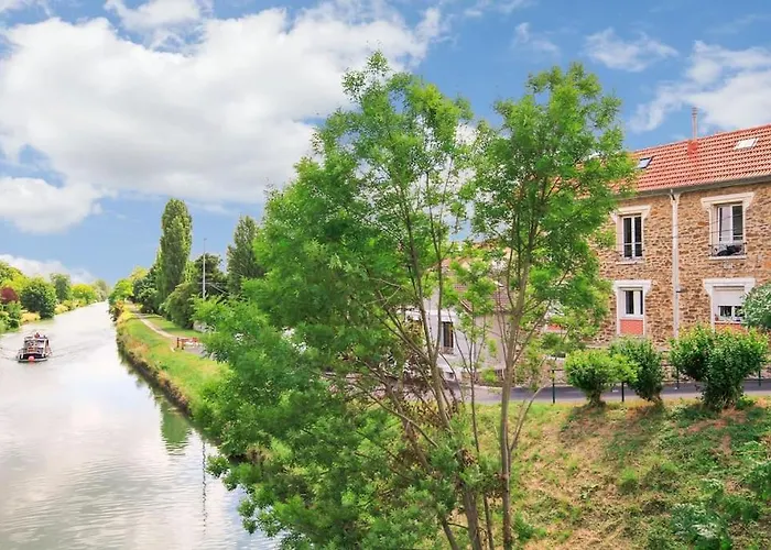 *Au Bord Du Canal*Entre Paris Et Disneyland